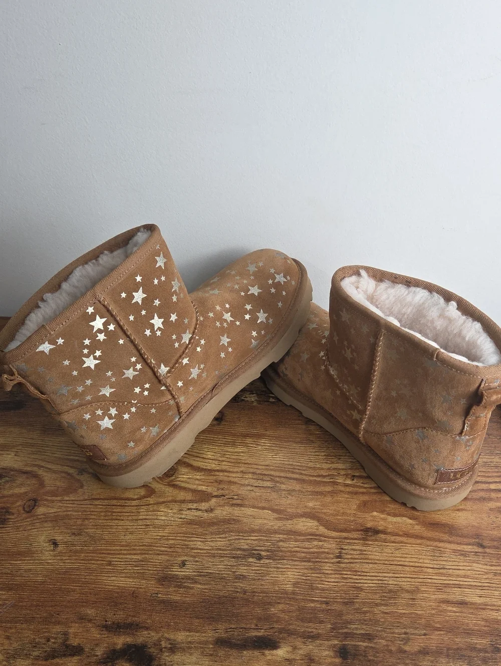 UGG Kids' Classic Mini II Stars Chestnut Suede Shearling Boot Sz 6Y Cabincore